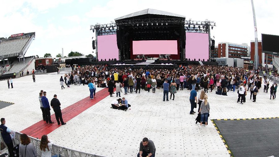 MANCHESTER, ENGLAND - JUNE 04:  NO SALES, free for editorial use. General view of the crowd in this handout provided by 'One Love Manchester' benefit concert on June 4, 2017 in Manchester, England. Donate at www.redcross.org.uk/love  (Photo by Getty Images/Dave Hogan for One Love Manchester)