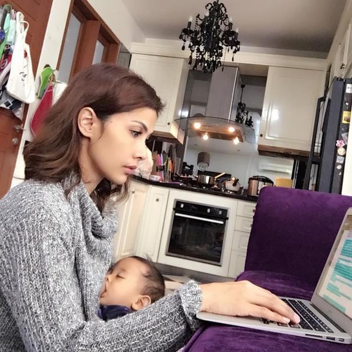 <div style="color: rgb(34, 34, 34); font-family: arial, sans-serif; font-size: 12.8px;">Meski sibuk dengan aktivitasnya, Nadia Mulya tetap sigap lho dalam menyusui anaknya. (Foto: Instagram @nadiamulya)</div>