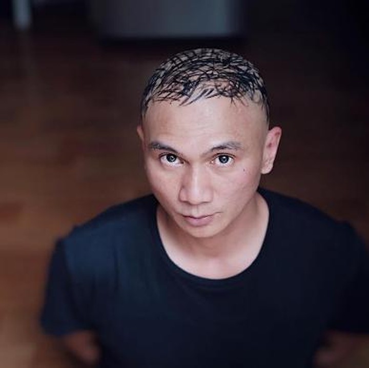 <div style="color: rgb(34, 34, 34); font-family: arial, sans-serif; font-size: 12.8px;">Ini hasil keisengan anak Anji, Saga Omar Nagata. Bukan di wajah, Saga justru mem-face painting kepala ayah Anji yang plontos. Biar ayahnya punya rambutkah, Saga? (Foto: Instagram/ @duniamanji)</div>