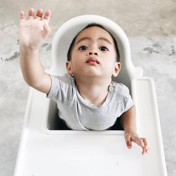 <div>Sekala udah nggak sabar mau makan tuh Bunda Ayudia. Tingkah lakunya bikin geregetan. (Foto: Instagram @ayudiac)</div>