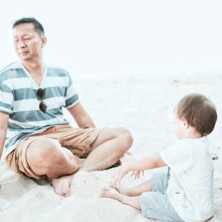 <div style="color: rgb(34, 34, 34); font-family: arial, sans-serif; font-size: 12.8px;">Lagi main pasir, Bjorka iseng banget ngelempar pasir ke arah babanya, Ringgo Agus Rahman. Sampai si Baba merem begitu, Bjorka. (Foto: Instagram/ @sabaidieter)</div>