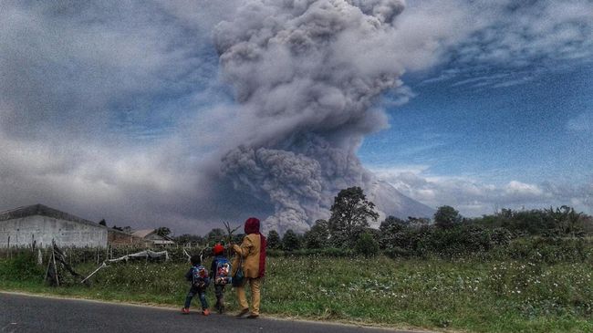 Gunung Sinabung Meletus Penduduk Zona Merah Dievakuasi