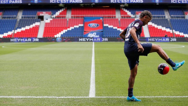Neymar mengucapkan terima kasih pada Javier Pastore yang ikhlas memberikan nomor punggung 10 pada dirinya.