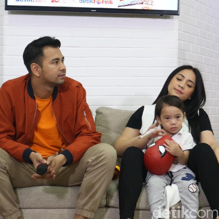 <div style="color: rgb(34, 34, 34); font-family: arial, sans-serif; font-size: 12.8px;">Kalau begini Rafathar mirip sang mama atau papanya ya?</div>