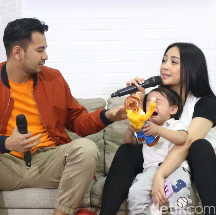 <div style="color: #222222; font-family: arial, sans-serif; font-size: 12.8px;">Waduh, Rafathar nangis. Digangguin papanya ya?</div>