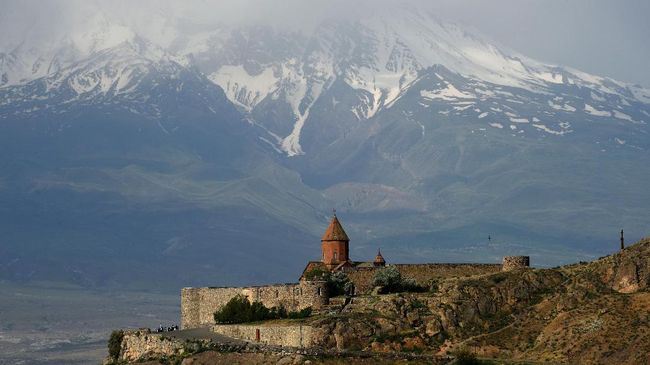 Air di Armenia terkenal akan kesegaran dan kelezatannya. Wisatawan bisa menyicipinya gratis dari keran-keran tua yang ada di pusat kota.