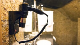 Pikir Dua Kali Sebelum Pakai 'Hair Dryer' Hotel