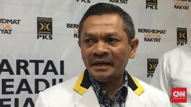 Partai Keadilan Sejahtera mengakui khilafah buah pikir yang terkait Islam. Namun, menurut PKS, khilafah bukan bagian dari ajaran Islam.