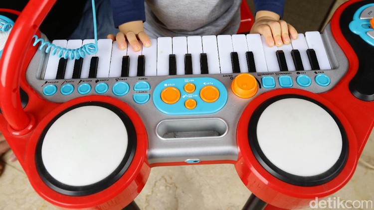 Konon musik banyak manfaatnya untuk anak. Hmm, apa saja ya?
