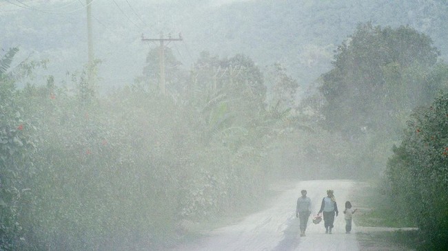 FOTO: Tanah Karo Diselimuti Abu Sinabung