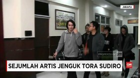Rekan Artis Jenguk Tora Sudiro