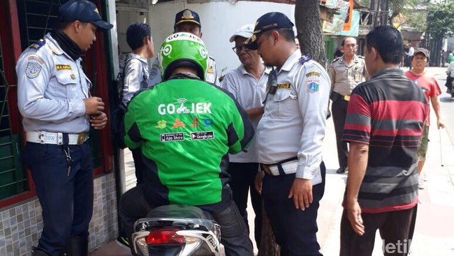 Pengemudi ojek daring yang menyesaki jalanan dan trotoar dianggap sebagai salah satu penyebab kian meresahkan pejalan kaki.