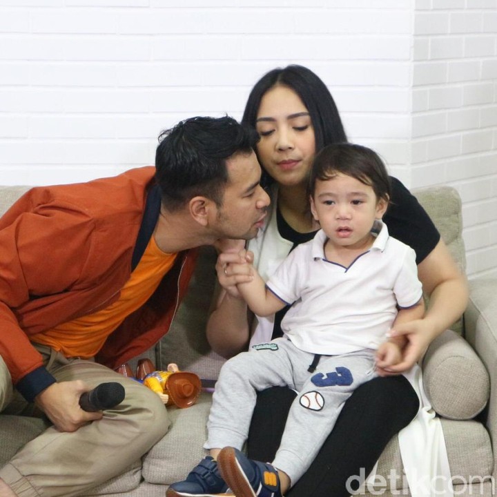 <div style="color: rgb(34, 34, 34); font-family: arial, sans-serif; font-size: 12.8px;">Rafathar itu papa Raffi minta dicium tuh.</div>