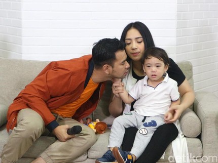 Foto: Rafathar Lebih Mirip Papa atau Mamanya Ya?