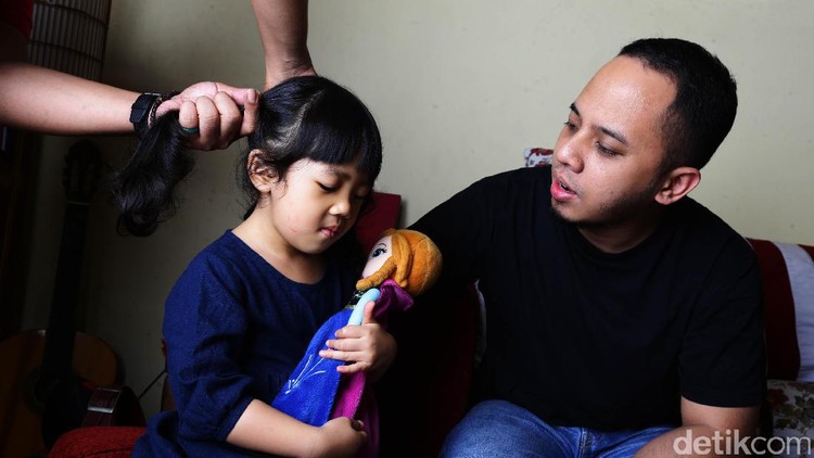 Sama-sama libur, ayah cenderung lebih banyak waktu santainya ketimbang bunda. Di keluarga Bunda, hal ini terjadi juga nggak?