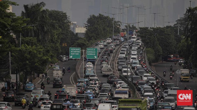 Pengendara mobil pribadi tak punya pilihan selain naik angkutan umum atau menggunakan jalur alternatif untuk menghindari tilang.