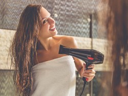 Terjawab Alasan Hair Dryer Ditempatkan di Kamar Mandi Hotel