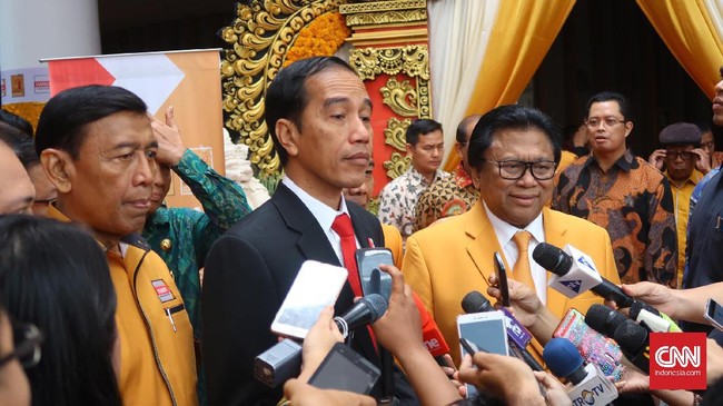 Presiden Jokowi batal hadir di acara Rakernas Partai Hanura, di Riau, Selasa (8/5), tanpa alasan yang jelas, dan meminta pengurus partai menemuinya di hotel.