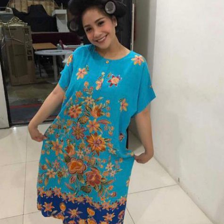 Tuh liat Bun, Nagita Slavina tetep keren meski dasteran dan pakai roll rambut ya! (Instagram: @raffinagita1717