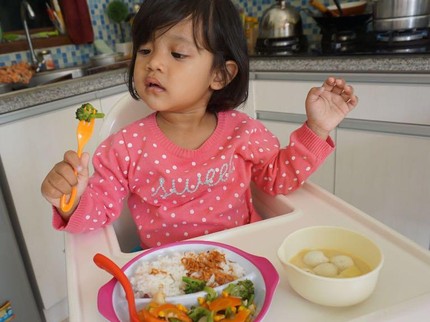 Kita, Para Bunda, Contoh Terbaik Bagi Anak Agar Makannya Bergizi