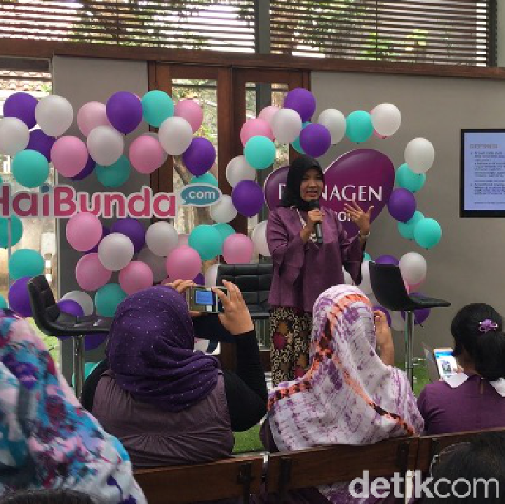 <p>Para bunda asyik menyimak penjelasan dr Yolanda Safitri, MPH (M), konselor laktasi yang turut menjadi pembicara.</p>