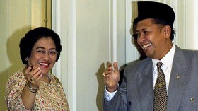 Hasto PDIP Cerita Kode Jawil Mega-Hamzah Haz saat Jadi Presiden-Wapres