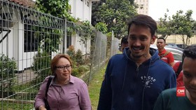 Selesai Diperiksa BNN, Tora Sudiro Pura-pura Cari Pintu Mobil