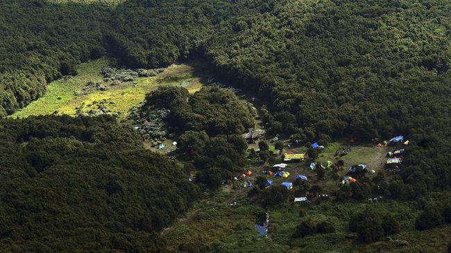 Sejumlah tenda pencinta alam berkemah di Gunung Papandayan, Cisurupan, Kabupaten Garut, Jawa Barat, Sabtu (15/4). ANTARA FOTO/Adeng Bustomi/17.