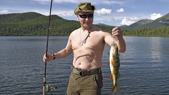 Vladimir Putin kembali mencitrakan dirinya dekat dengan alam liar. Presiden Rusia ini kini berenang dan menangkap ikan di Danau Baikal, Siberia Utara.