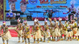 Serunya Festival Budaya Teluk Hambold di Papua