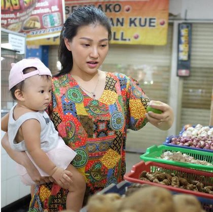 Bisa dibilang ibu muda ini pelopor pemakai daster lho Bun. Gimana nggak, dia gak malu atau gengsi pakai daster tanpa make up dan keluar rumah! (Instagram @sarwendah29)