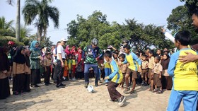 Di Sela Gowes Nusantara, Menpora Main Bola Bersama Murid SD