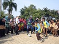 Di Sela Gowes Nusantara, Menpora Main Bola Bersama Murid SD