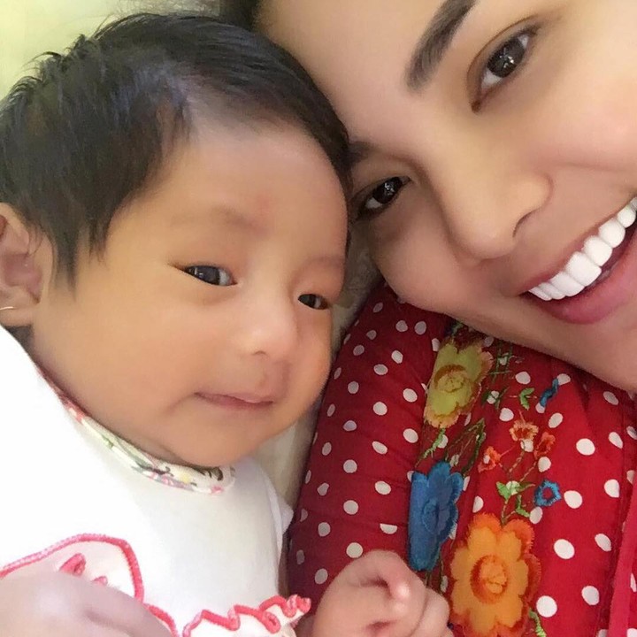 Cheese! Penyanyi Nindy ceria banget Bun walaupun foto pakai daster. (Instagram: @nindyparasadyharsono)