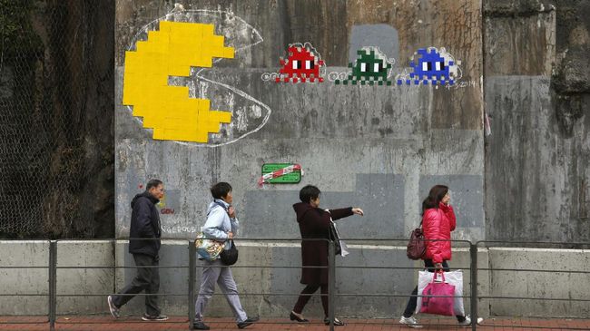 Sejumlah tembok di Paris berhiaskan seni mosaik keramik milik seniman anonim Invader. Kini, karya seni itu diincar pencuri untuk dijual kembali.