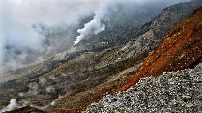 Pusat Vulkanologi Mitigasi Bencana Kementerian ESDM menaikkan status Gunung Ruang di Sulawesi Utara ke level waspada usai peningkatan aktivitas gempa.