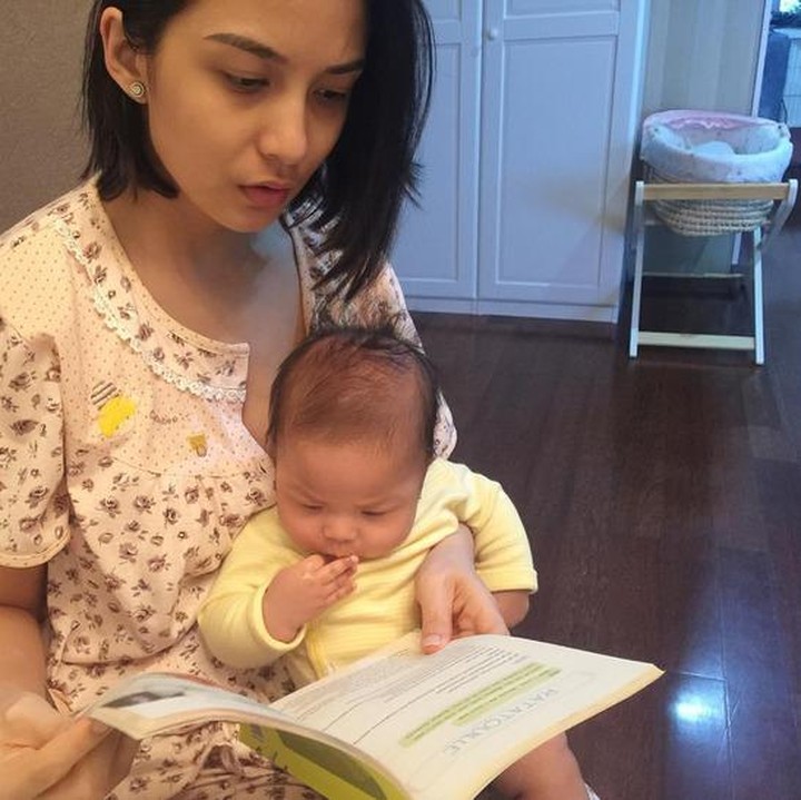 Tetap nyaman dan aman, lihat deh Bun Chelsea Olivia tetap kece kan walaupun pakai daster dan ada anak di pangkuannya? (Instagram @chelseaoliviaa)