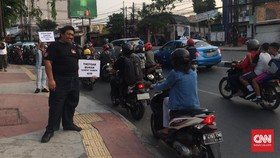 'Dongkrak Pejalan Kaki dengan Etalase Transparan di Trotoar'