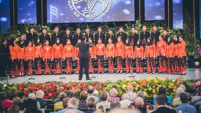 Paduan Suara Mahasiswa ITS memboyong tiga trofi dalam perayaan “70th Anniversary Llangollen International Musical Eisteddfod 2017”, di Inggris.