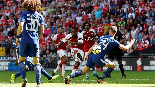 Laga Community Shield antara Arsenal melawan Chelsea berlangsung sengit di babak pertama. Sayang kedua tim hanya bermain imbang 0-0.