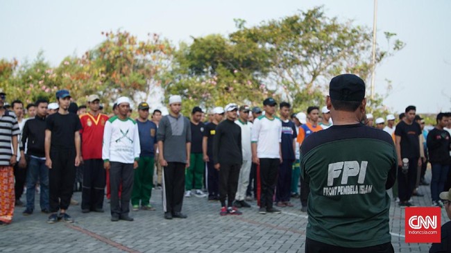 Ratusan anggota Laskar Pembela Islam latihan baris-berbaris sebagai persiapan menyambut perayaan hari ulang tahun atau milad Front Pembela Islam ke-19.