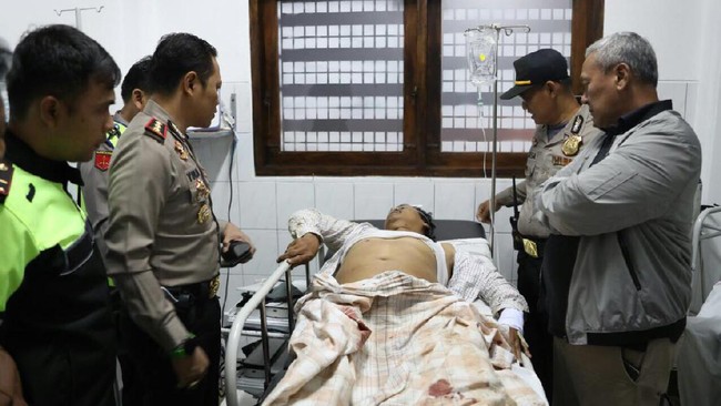 Pedagang nasi di Kuningan diberondong peluru oleh dua orang tak dikenal di depan warungnya. Tiga dari tujuh peluru yang diberondong bersarang di tubuhnya.