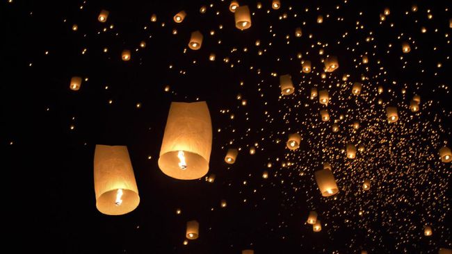 Kawasan Dataran Tinggi Dieng, Banjarnegara diterangi empat ribu lampion yang diterbangkan oleh peserta dan pengisi acara Dieng Culture Festival.