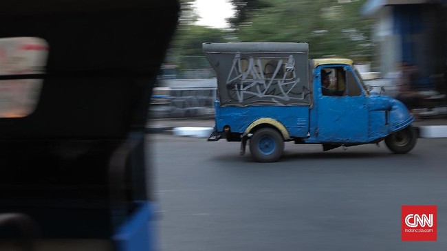 Seiring berjalannya waktu, Bemo tak kuasa melawan kemajuan zaman. Transportasi roda tiga ini harus mati karena modernisasi transportasi di kelasnya.