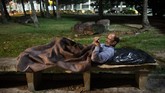Vilmar Mendonca, salah satu Tunawisma yang terlihat sedang berselimut ini, bahkan sempat bekerja sebagai direktur sumber daya manusia untuk berbagai perusahaan di Brasil. (AFP Photo/Mauro Pimentel)
