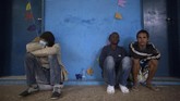 Puluhan di antara mereka sebenarnya mempunyai gelar pendidikan tinggi, tapi bernasib buruk. (AFP Photo/Mauro Pimentel)