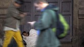 Keadaan ini merefleksikan bagaimana resesi membawa tingkat pengangguran di Brasil hingga 13,5 juta orang dan memaksa orang-orang berpendidikan tinggi untuk hidup di jalanan. (AFP Photo/Mauro Pimentel)