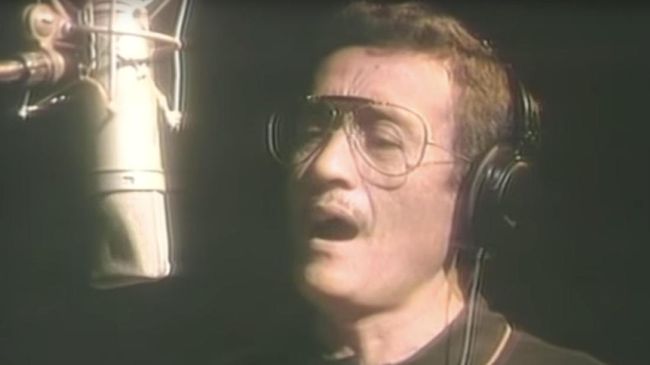 Basofi Sudirman bukan hanya dikenal sebagai mantan Gubernur Jatim. Ia juga pedangdut yang mencetak lagu 'Tidak Semua Laki-laki.'