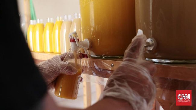 Seiring perkembangan zaman, Intan Budijanto melihat peluang di bisnis jamu gendong. Namun, bukan menggendong bakul, ia menjualnya lewat online.