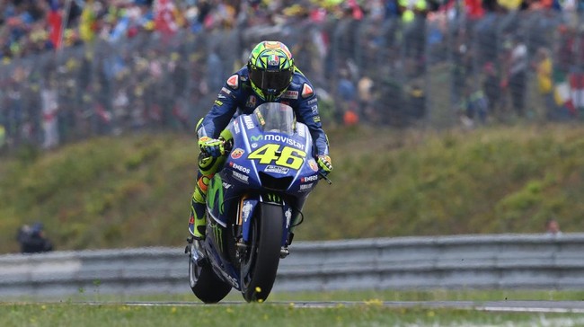 Valentino Rossi melontarkan lelucon atas kesukannya dengan fairing baru motor Yamaha M1 2017. Ia menyebut motor M1 miliknya kini mirip Goldrake.